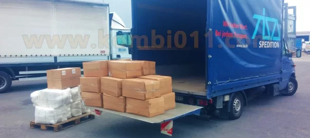 kartonske kutije poređane na tovarnu rampu kombi vozila