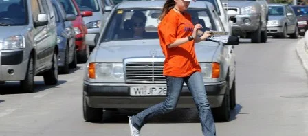 pešak pretrčava ulicu van pešačkog prelaza