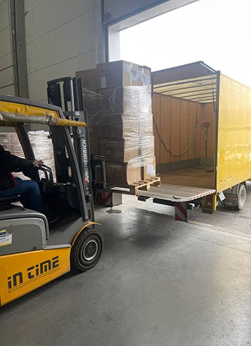 Manji kamion sa rampom