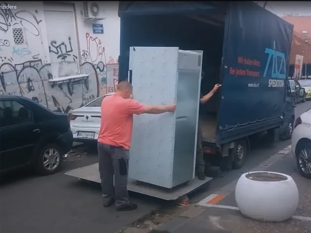 prevoz frižidera, rashladne vitrine i druge ugostiteljske opreme, istovar i korišćenje rampe na manjem kamionu