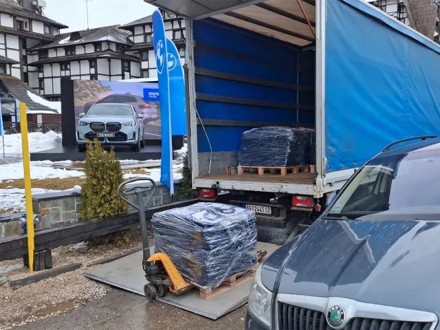 korišćenje ručnog paletara u tovarnom delu kamiona