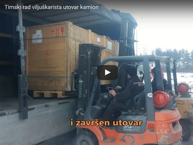 Video timskog rada dvojice viljuškarista pri utovaru kamiona
